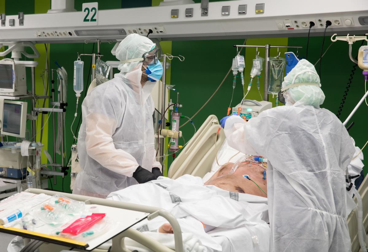 Un enfermo de covid-19, en el Hospital General, en abril de 2020