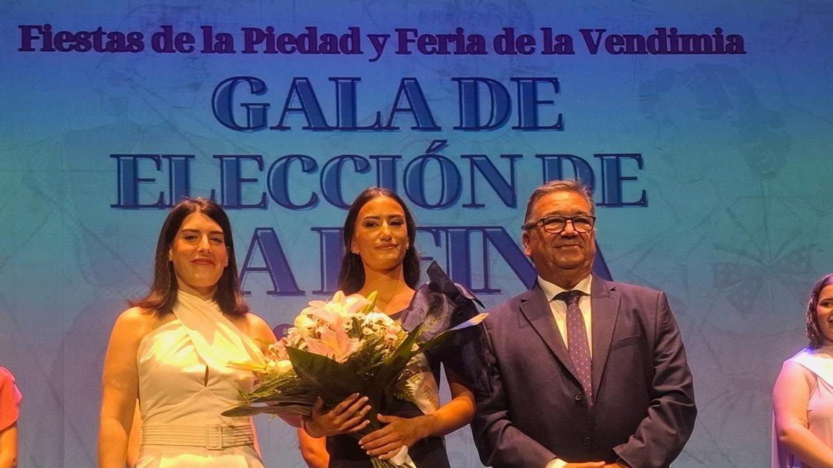 Elena Sánchez Beltrán en el momento de su coronación junto al alcalde y la concejala Tamara Rodríguez.