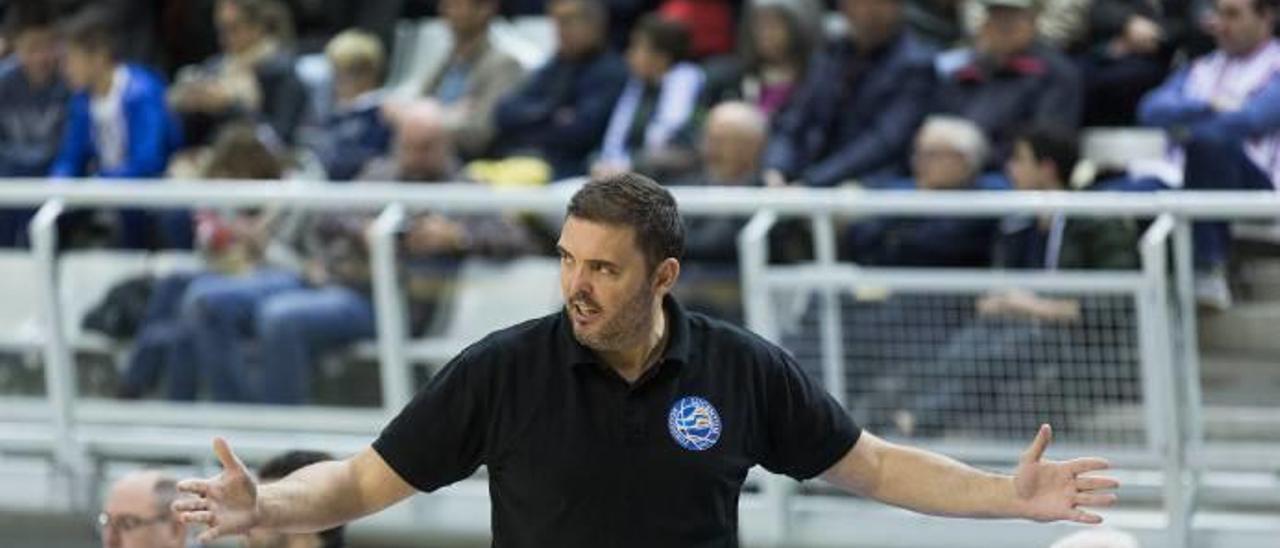 David Valera gesticula durante un partido en Alicante.