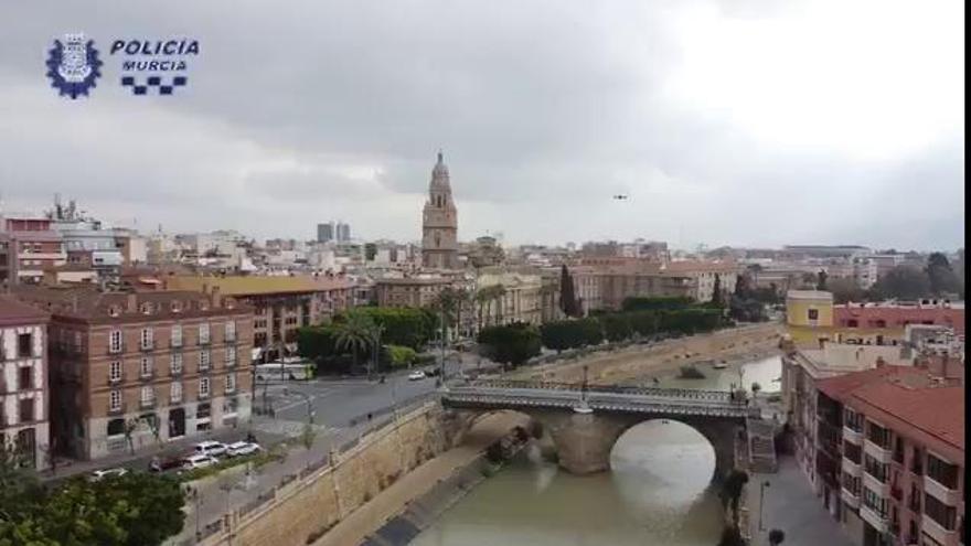 Dos drones vigilan las calles de Murcia para asegurar el aislamiento
