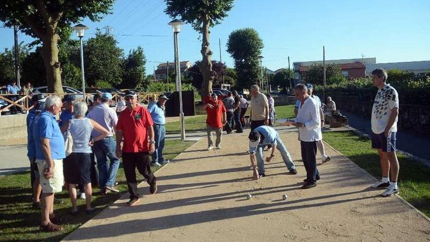 Llave y petanca en el renovado parque de Os Areás, en Mourente