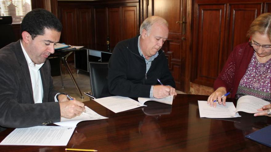 El alcalde y el presidente de la Asociación de San Jorge en la firma del convenio.