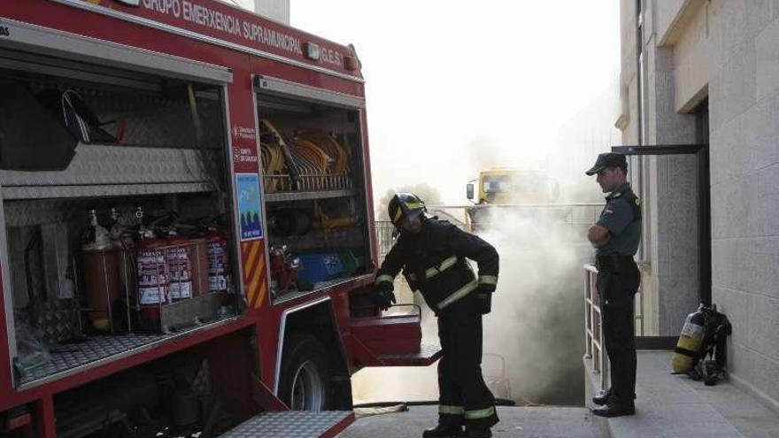 Un efectivo del GES, en un incendio en Sabarís. // Jose Lores