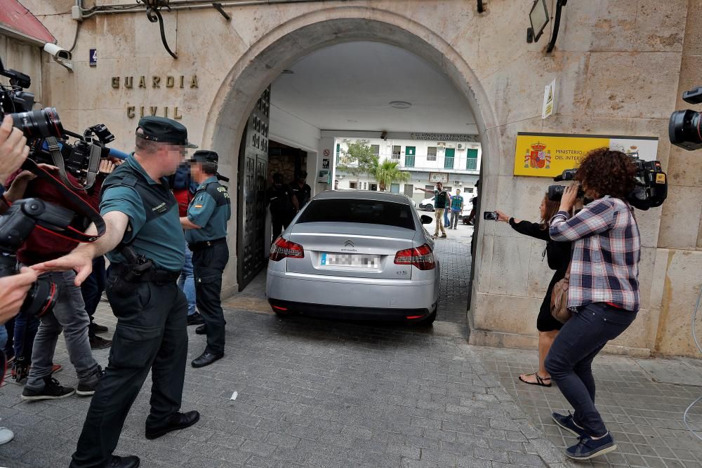 El coche donde viaja Eduardo Zaplana, al entrar a la Comandancia de Patraix.