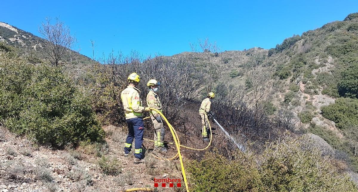 Els Bombers remullen la zona cremada a Berga