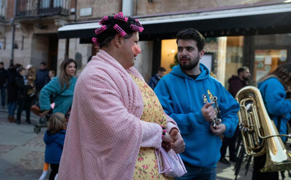 Un integrante de Los Pobladores habla con un músico de la charanga Tropezón que animó también la tarde. | A. Burrieza