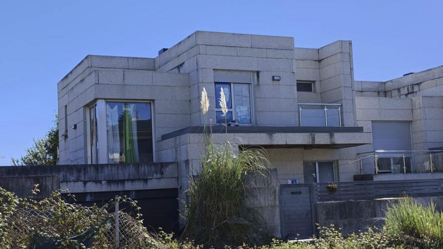 La huella de la Sareb en Cangas deja chalés okupados y edificios en ruina
