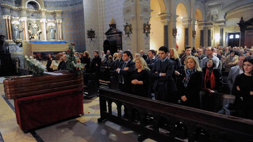 La familia de Víctor Allén, en primer término, durante el funeral de ayer en San Juan.