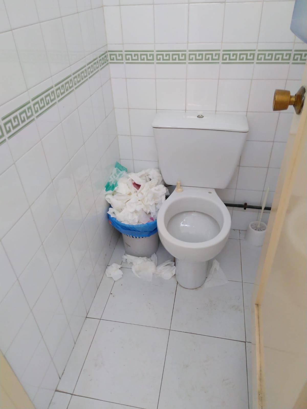 Suciedad en los institutos de Málaga por la falta de personal de limpieza