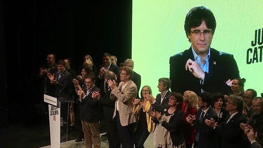 28A.- Puigdemont segueix en directe a Brussel·les el recompte electoral en contacte amb Torra i Mas