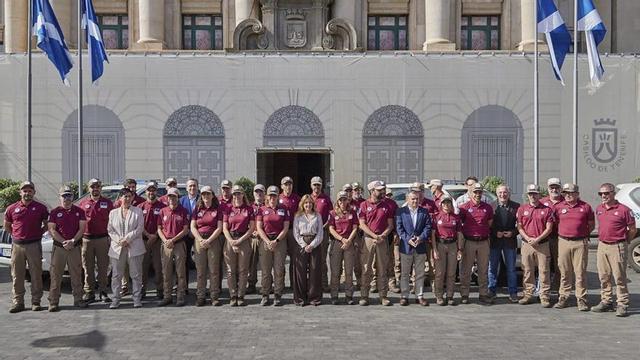 La presidenta del Cabildo de Tenerife, Rosa Dávila, con los agentes.
