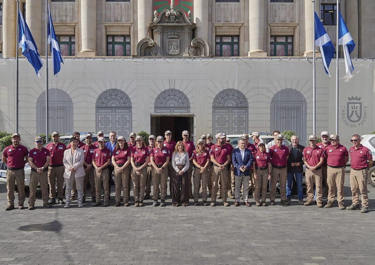 La presidenta del Cabildo de Tenerife, Rosa Dávila, con los agentes.