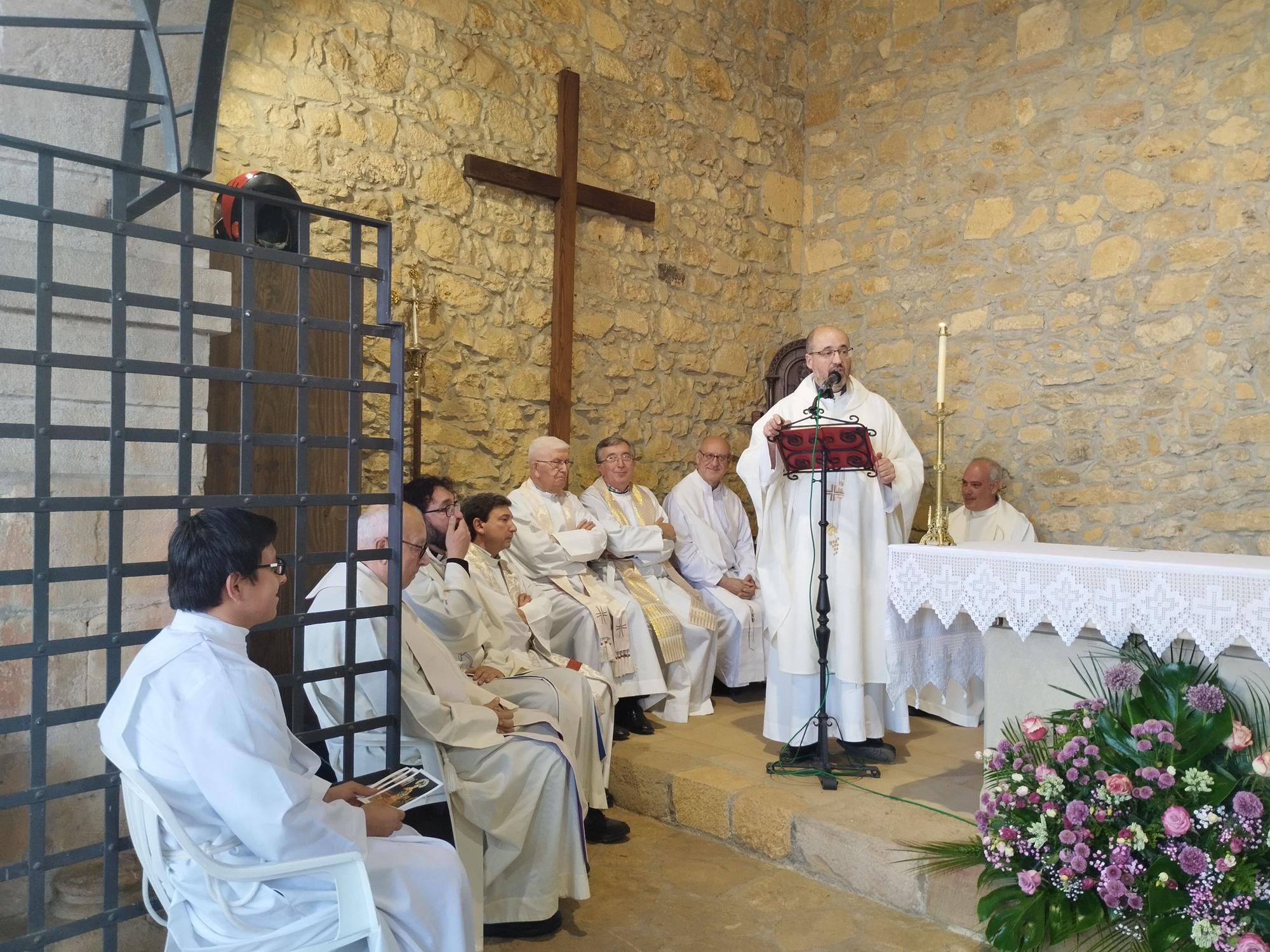 La misa solemne y procesión de la Virgen de la Cabeza en Meres, en imágenes