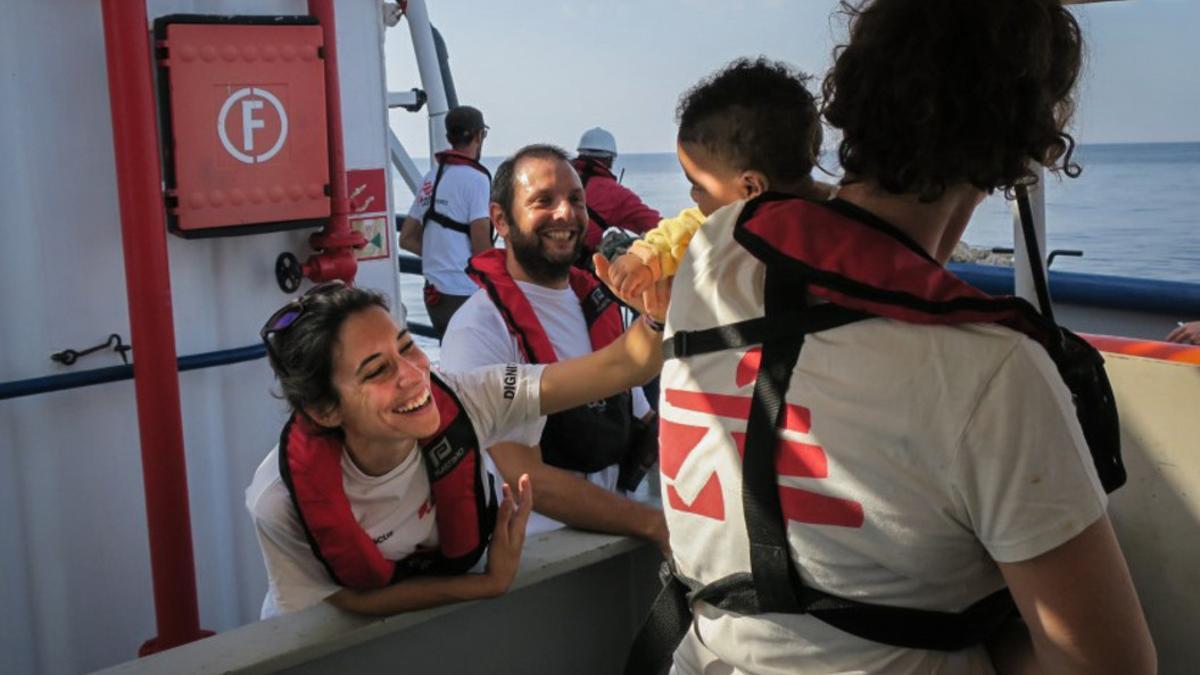 La médico María José Herrero, acaricia a un bebé en el barco `Dignity 1¿, de Médicos Sin Fronteras.