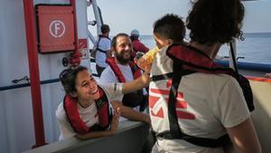 La médico María José Herrero, acaricia a un bebé en el barco ‘Dignity 1’, de Médicos Sin Fronteras.