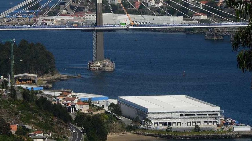 Las instalaciones de la factoría de Fandicosta en la costa de Domaio con el puente de Rande detrás. // Gonzalo Núñez