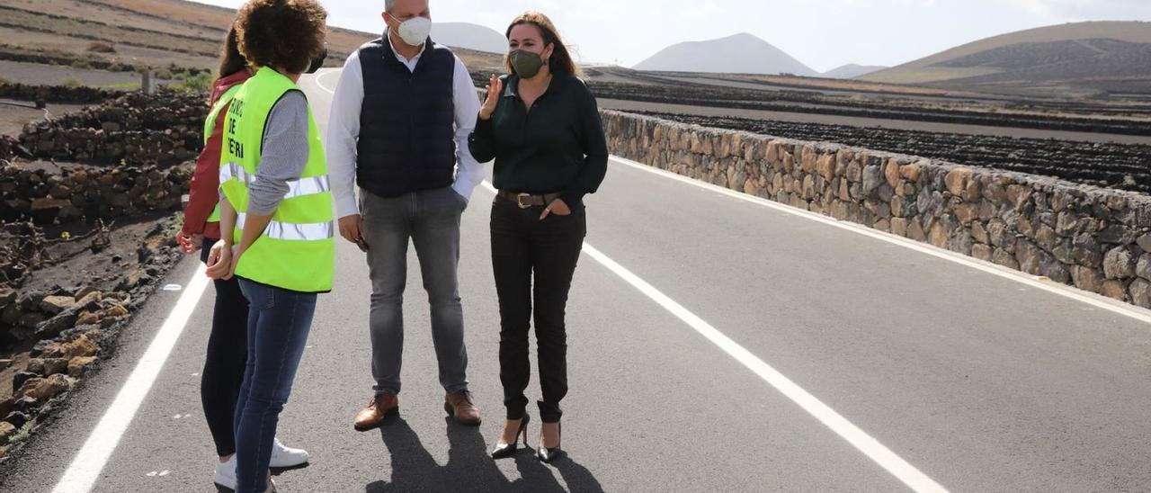 Responsables insulares y de las obras, ayer con la presidenta Dolores Corujo, a la derecha, en la carretera.