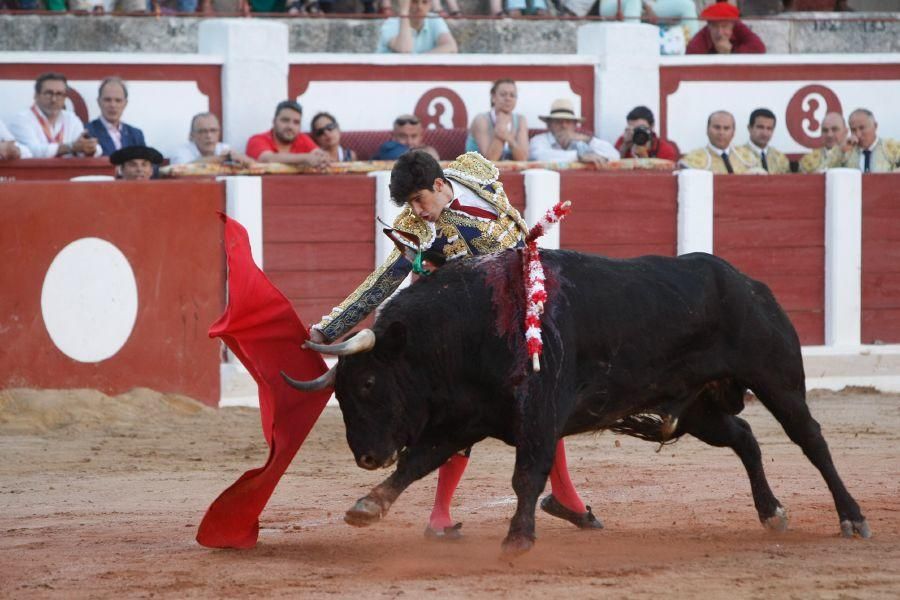 Toros en San Pedro: Cayetano, por la puerta grande