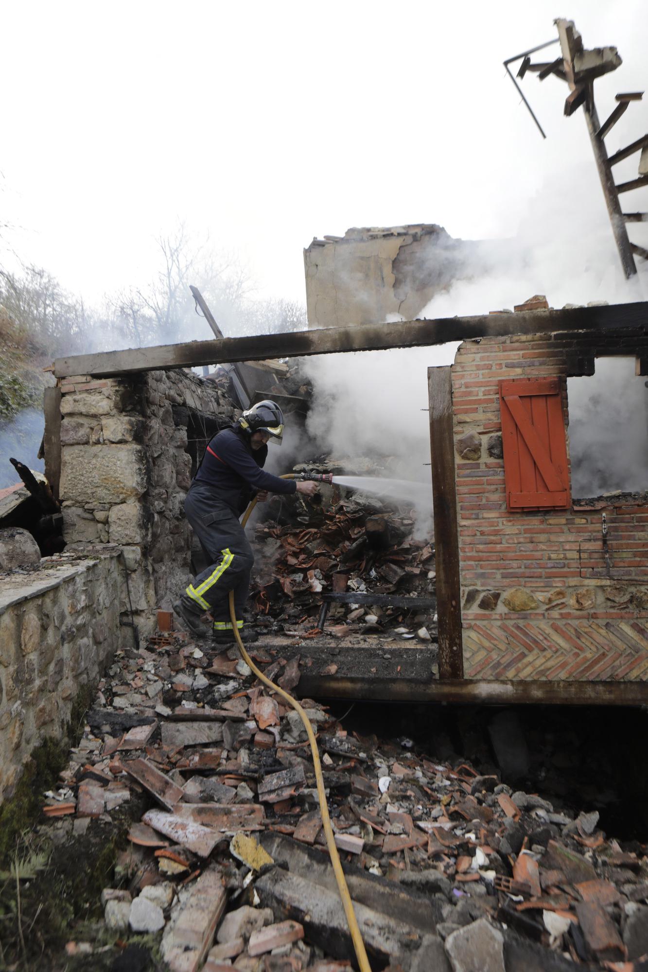 EN IMÁGENES: Las impresionantes fotografías del incendio de la casa de Piloña donde murió una mujer