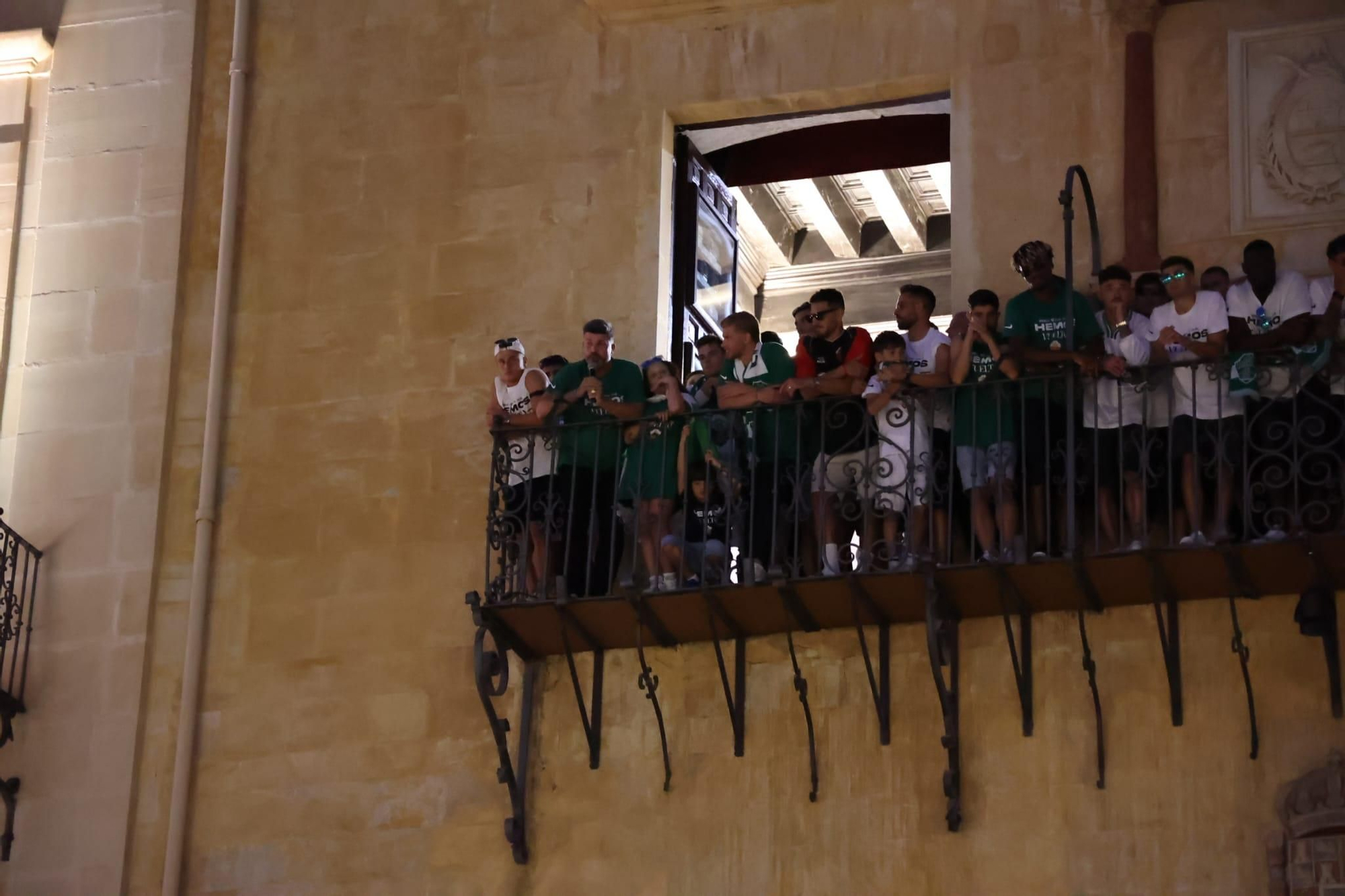 El Elche CF celebra el ascenso a Primera con una rúa en autobús hasta la Plaça de Baix