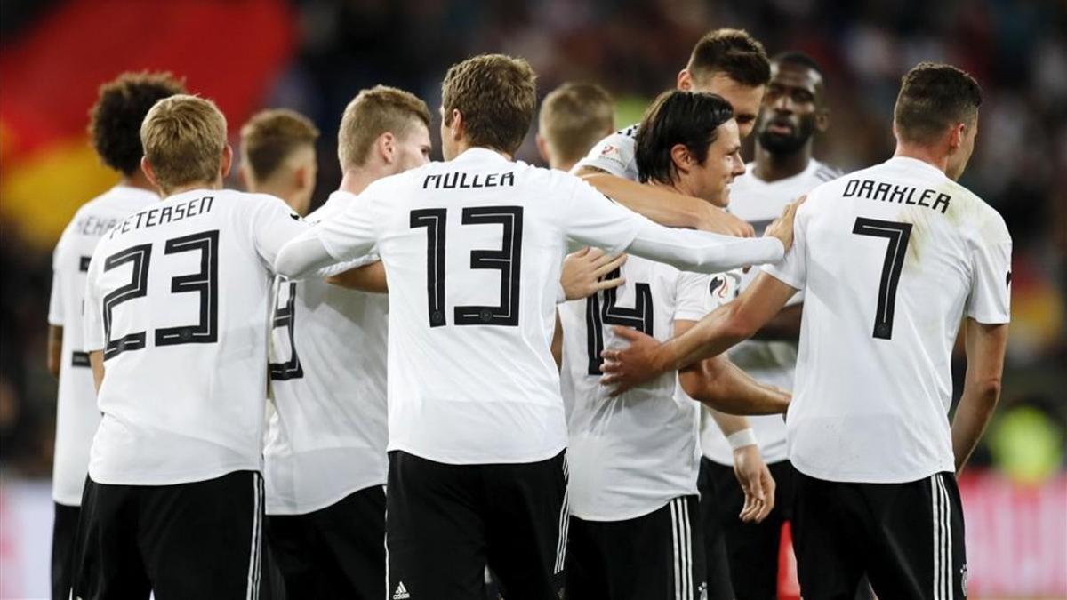 Los jugadores alemanes celebraron el gol del triunfo