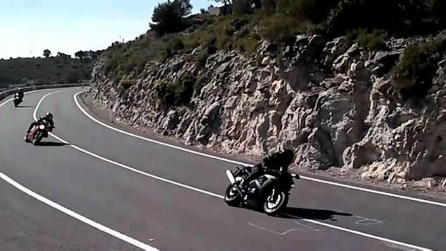 Una moto en una maniobra peligrosa en La Carrasqueta.