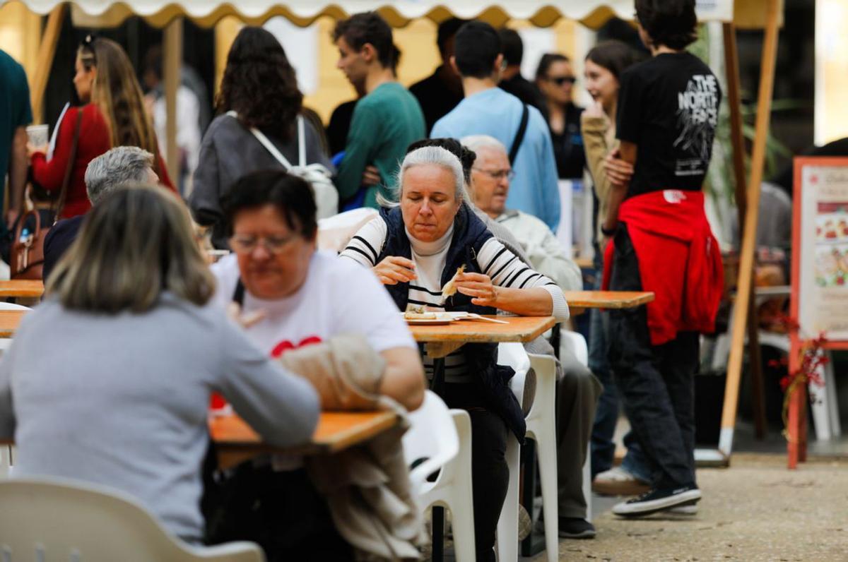 Unos asistentes degustan las tapas servidas en el paseo Vara de Rey. | TE.
