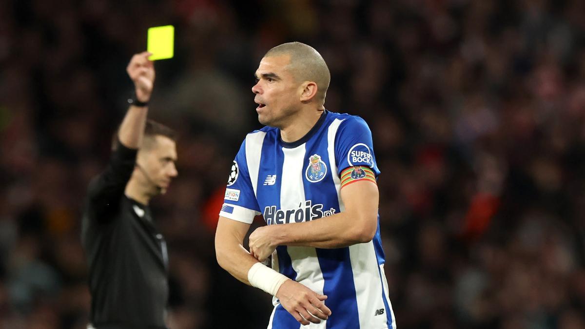 Pepe, amonestado durante el partido de Champions League contra el Arsenal