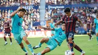 El Levante cae con honor ante un Barça invicto (2-4)
