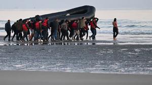 40 migrantes intentan cruzar en una barca hinchable desde la ciudad francesa de Gravelines hasta Gran Bretaña.