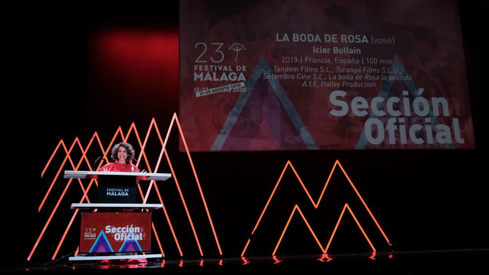 El Teatro Cervantes acogió una gala inaugural marcada por un aforo limitado, mascarillas por doquier y la ausencia de la tradicional y ambientada alfombra roja en sus aledaños.