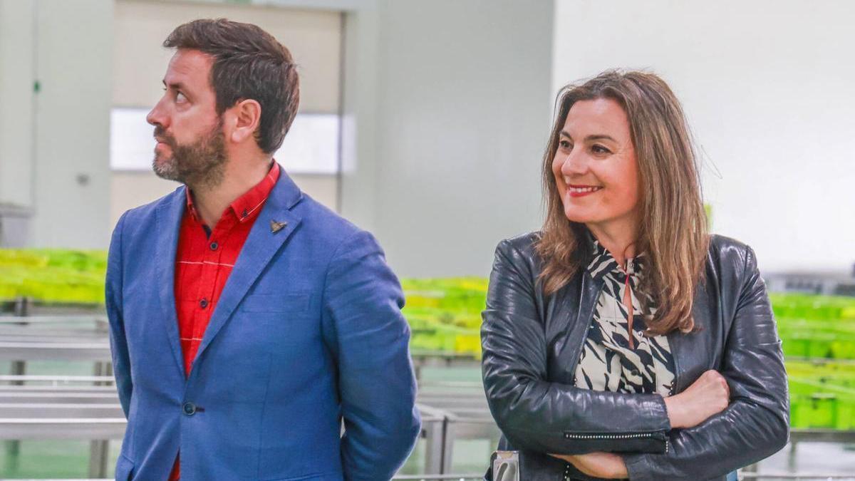 La portavoz del PP y el alcalde en una visita institucional.