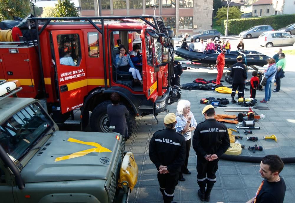 La Unidad Militar de Emergencias visita Posada de Llanera.