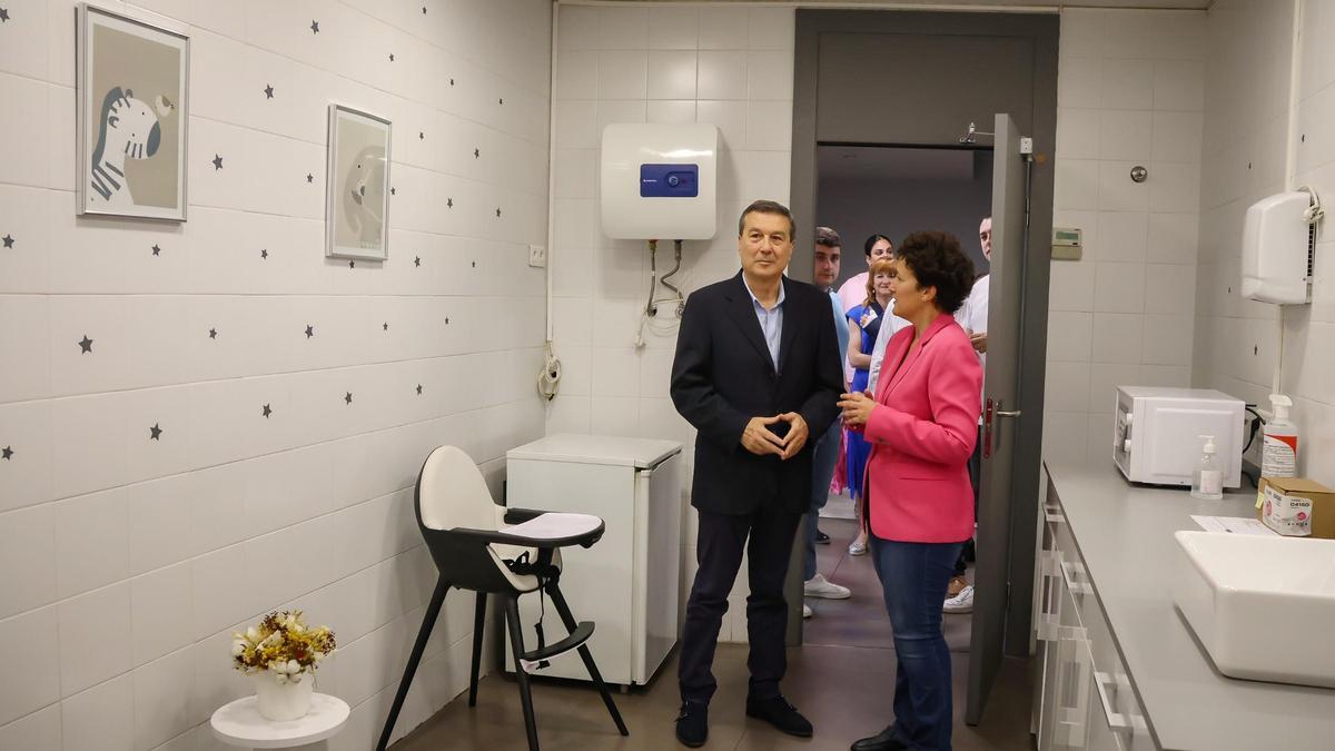 El conseller de Sanitat, durante su visita al centro de salud de Onda, en mayo del 2025.