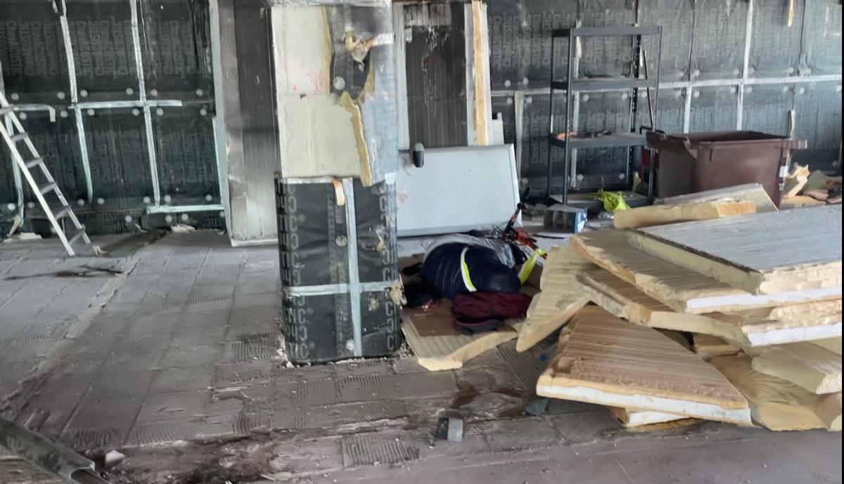 Una persona duerme en el interior del antiguo Sa Sal