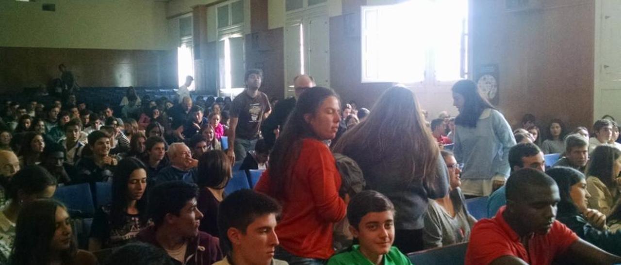 Un aspecto del salón de actos del colegio de los jesuitas lleno con alumnos y profesores