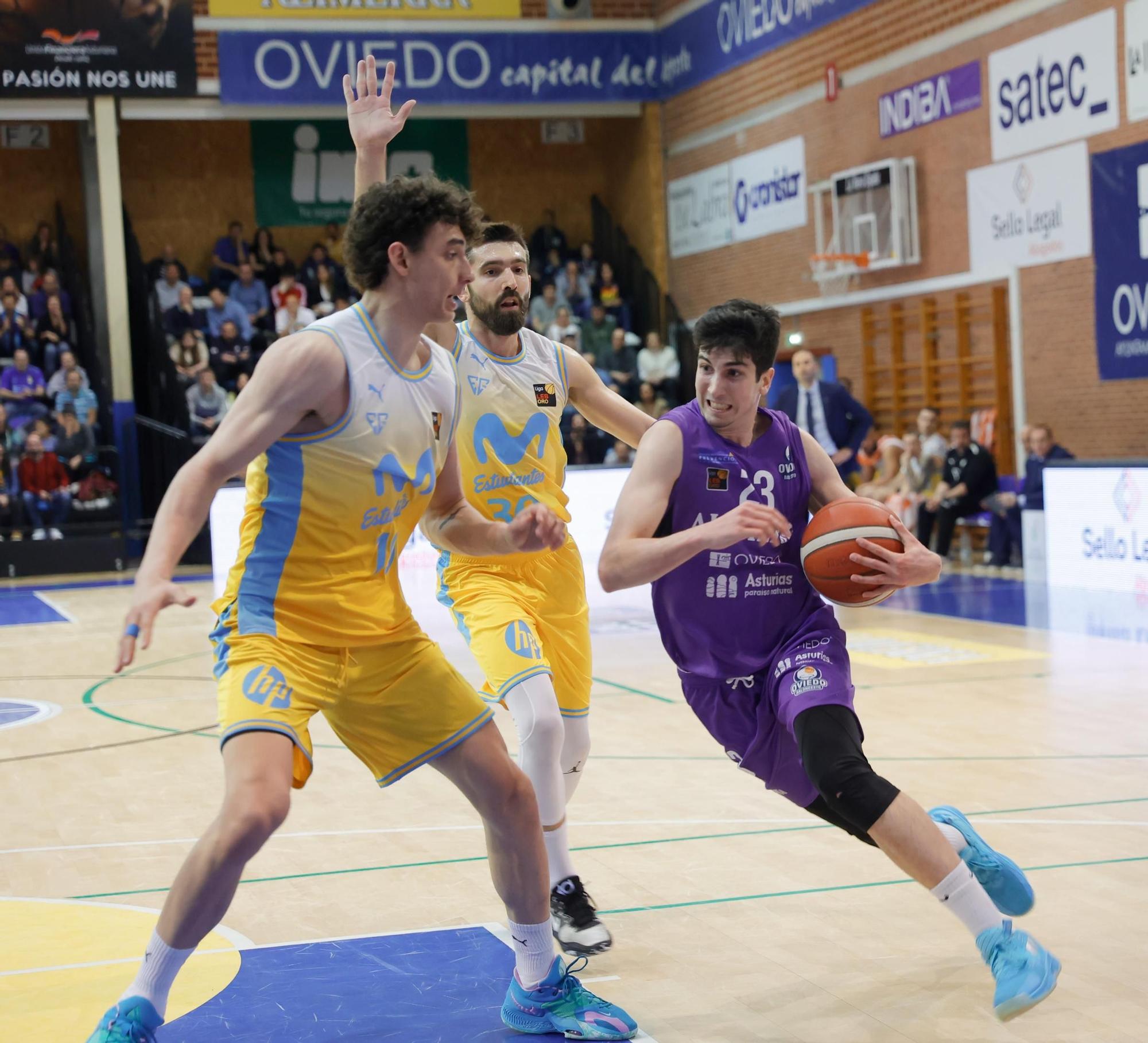 Día histórico en Pumarín: el Alimerka Oviedo gana (68-66) al Estudiantes y da un paso hacia la permanencia