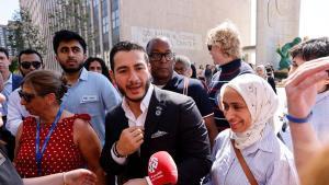 El candidato demócrata al Senado de Estados Unidos por Míchigan, Abdul El-Sayed, se marcha junto a su esposa, Sarah Jukaku (a la derecha), tras proclamar su victoria en las elecciones primarias celebradas en Detroit, Míchigan, el 5 de agosto de 2026. 