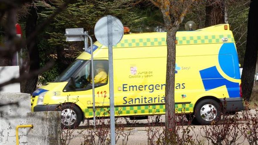 Personal sanitario en una ambulancia en una imagen de archivo.