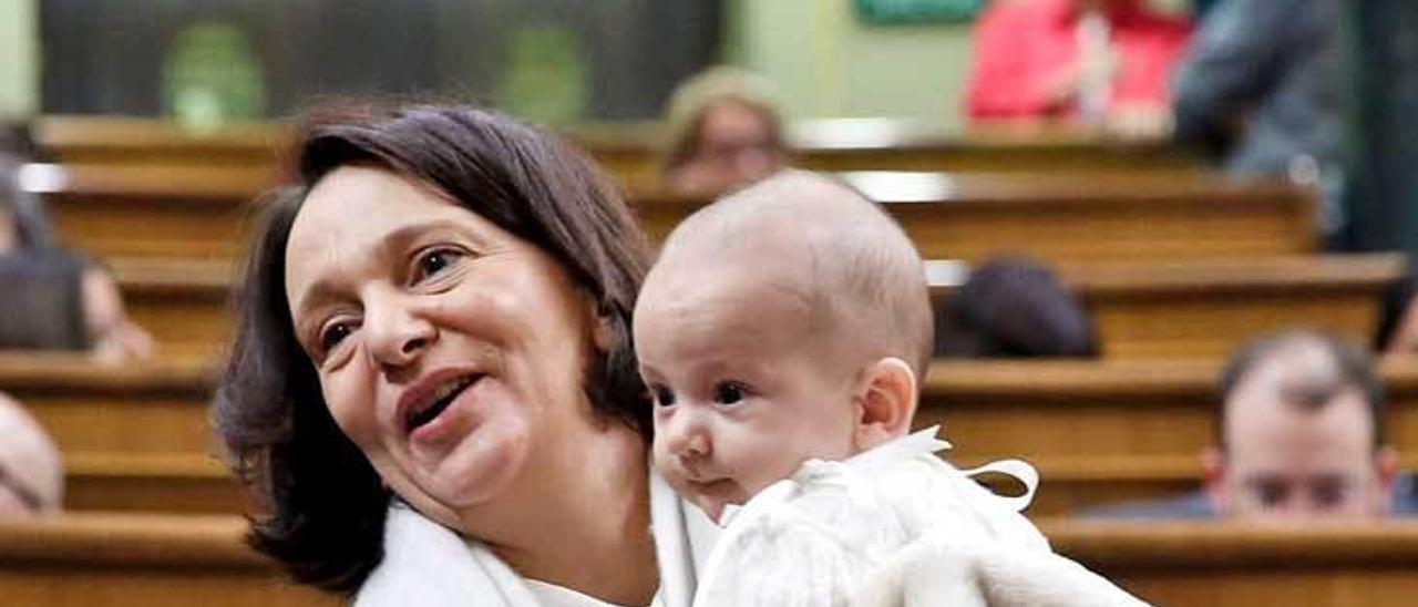 Carolina Bescansa, con su hijo Diego en brazos, el día en que tomó posesión de su escaño en el Congreso.