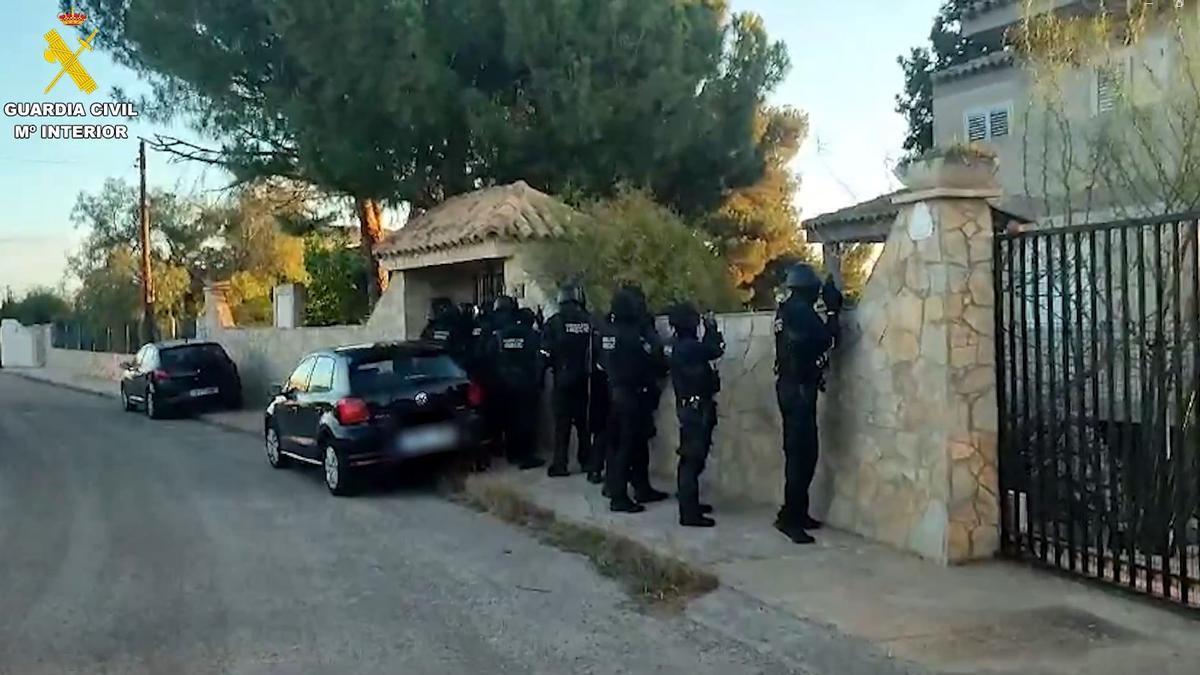 La Guardia Civil, antes de entrar en uno de los chalés donde estaban las plantaciones de marihuana, en Valencia.