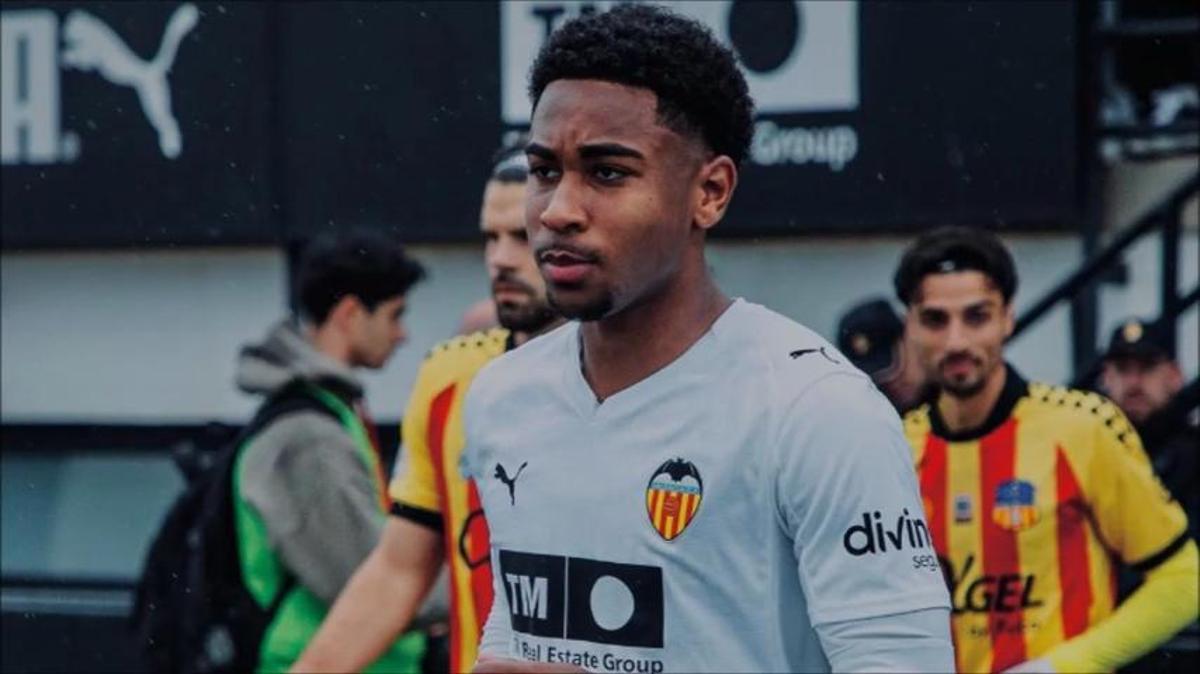 El Valencia CF renueva a Aaron Mayol, uno de los mediocentros del futuro