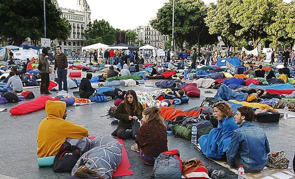 Alguns dels que han passat la nit al ras a la plaça de Catalunya, a les set del matí.