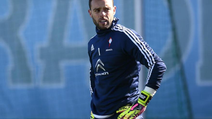 Sergio Álvarez en un entrenamiento en A Madroa. // A. Irago