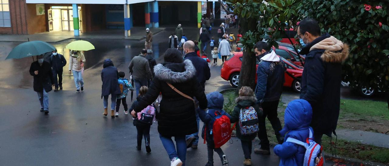 Vuelta al cole en Vigo tras las vacaciones de Navidad en el colegio García Barbón.