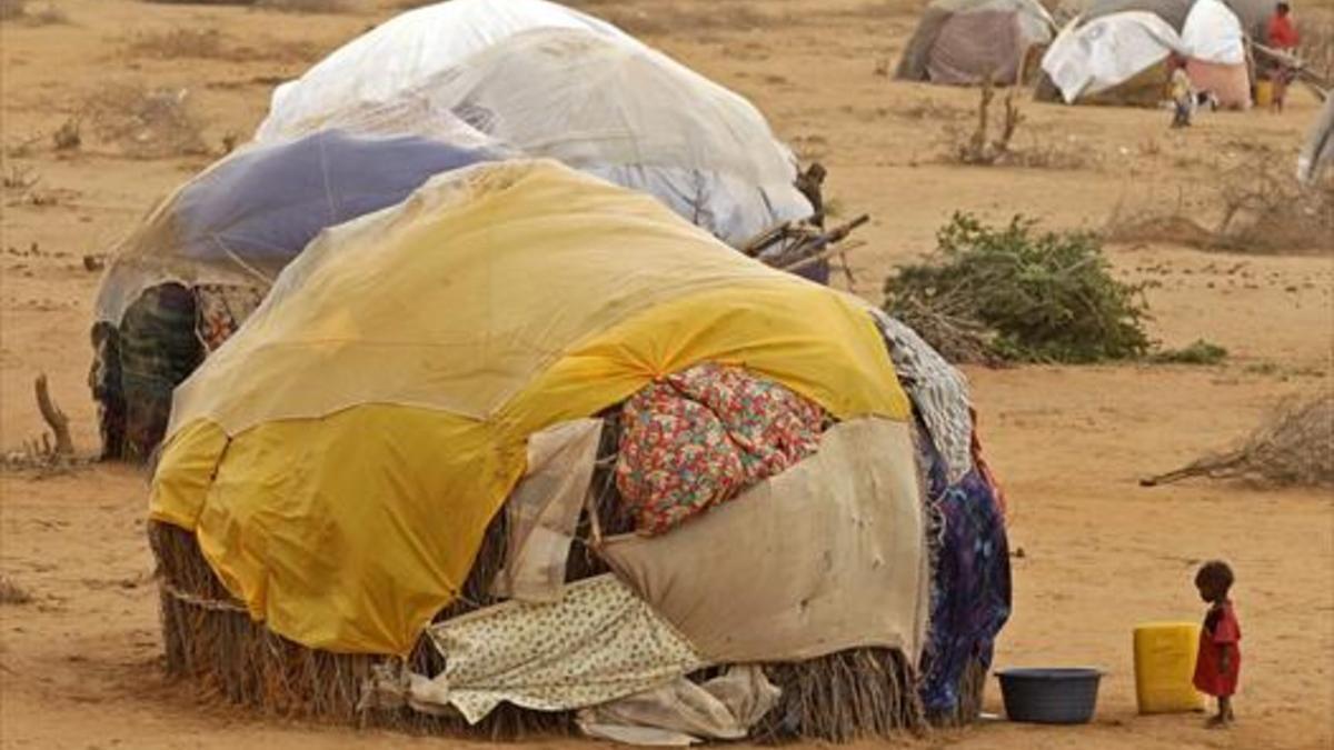 Un niño frente a la tienda en la que vive en el campamento de Daadab.