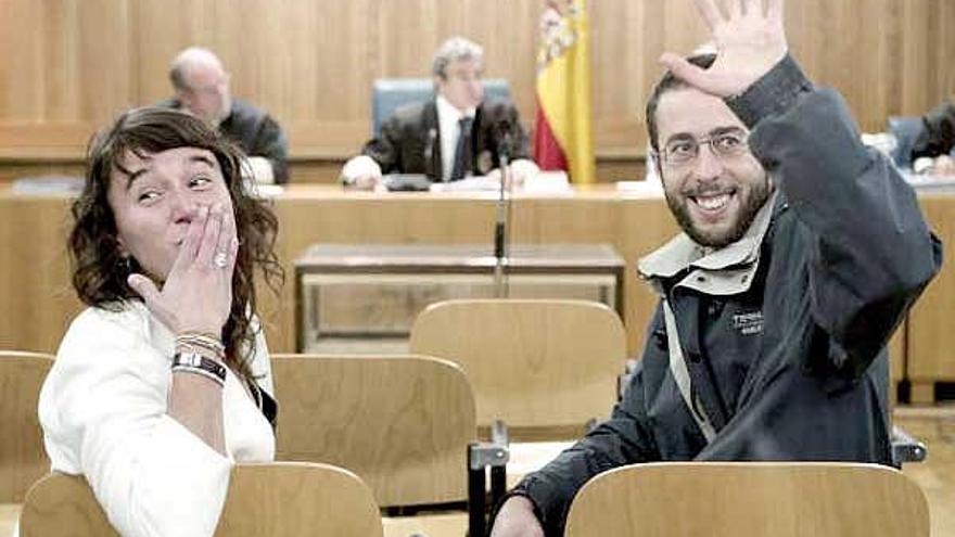 Los dos independentistas gallegos saludan a simpatizantes en el comienzo del juicio.