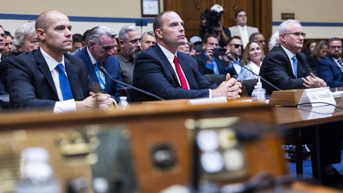 (i-d) Los militares retirados Ryan Graves, David Grusch y David Fravor participan en una audiencia ante el un subcomité de la Cámara de Representantes estadounidense encargado de investigar los llamados fenómenos anómalos no identificados.