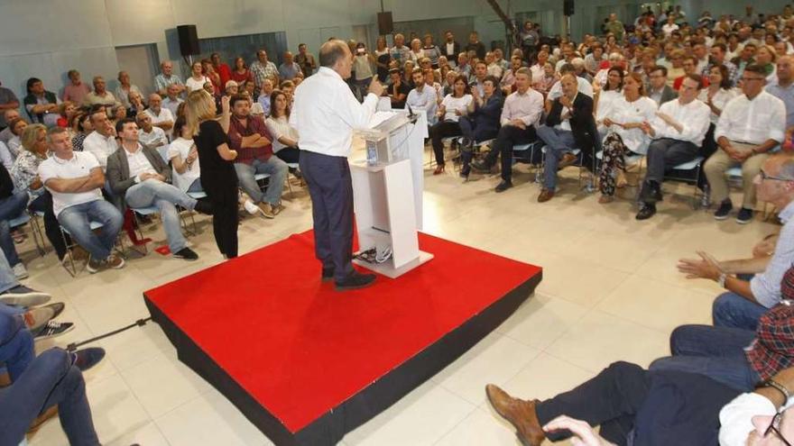 El candidato socialista, durante el mitin que ofreció ayer en Vigo.