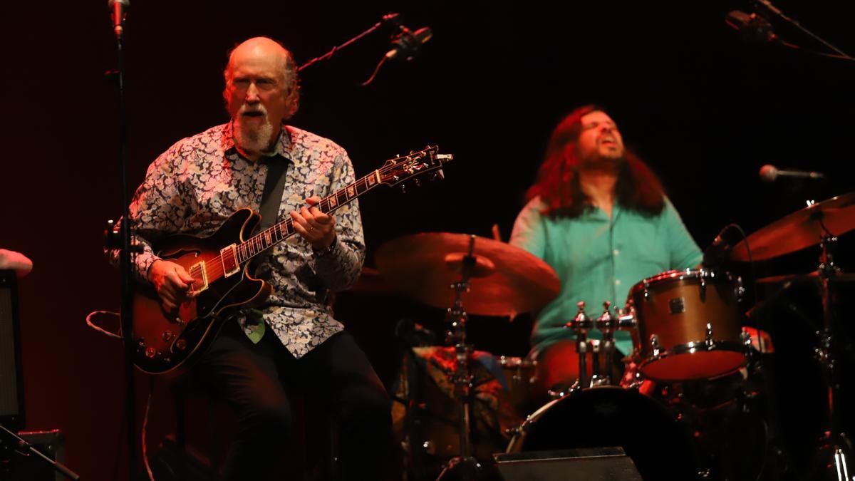 El guitarrista americano John Scofield llevó a su terreno la esencia del jazz en compañía de Josh Dion (batería), Jon Cowherd ( piano) y Vicente Archer (bajo).